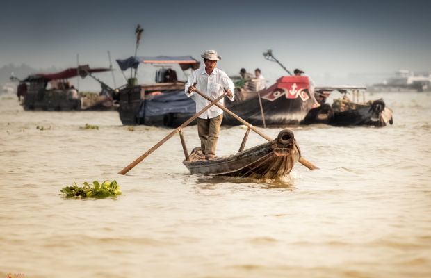 A market rower at the Long Xuyen Floating Market